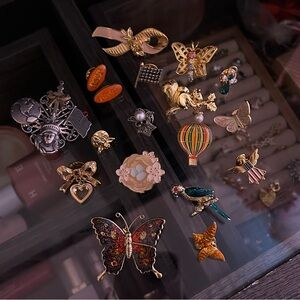 Assorted vintage pins
